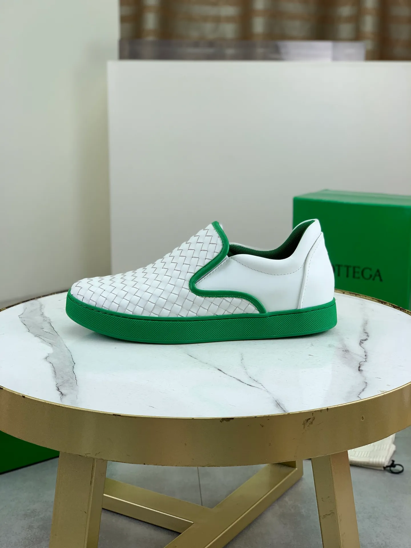 Factory price P720 💰Top quality💎💎💎 BOTTEGA VENETA official website synchronous couple👫The latest top version of the highest version of BV high-top casual shoes in the market, accept material comparison, shoe type comparison, process comparison, practical and textured, versatile, suitable for any occasion, the more you look at it, the more flavorful it becomes. Pure hand-woven craftsmanship - upper material, imported original woven calfskin - high-quality water-dyed cowhide inside - original private model customized outsole -Size: male 39-44 (customized 38 45 46) female 35-39 (customized 34 40 41) Comes with original BV green box, complete packaging.